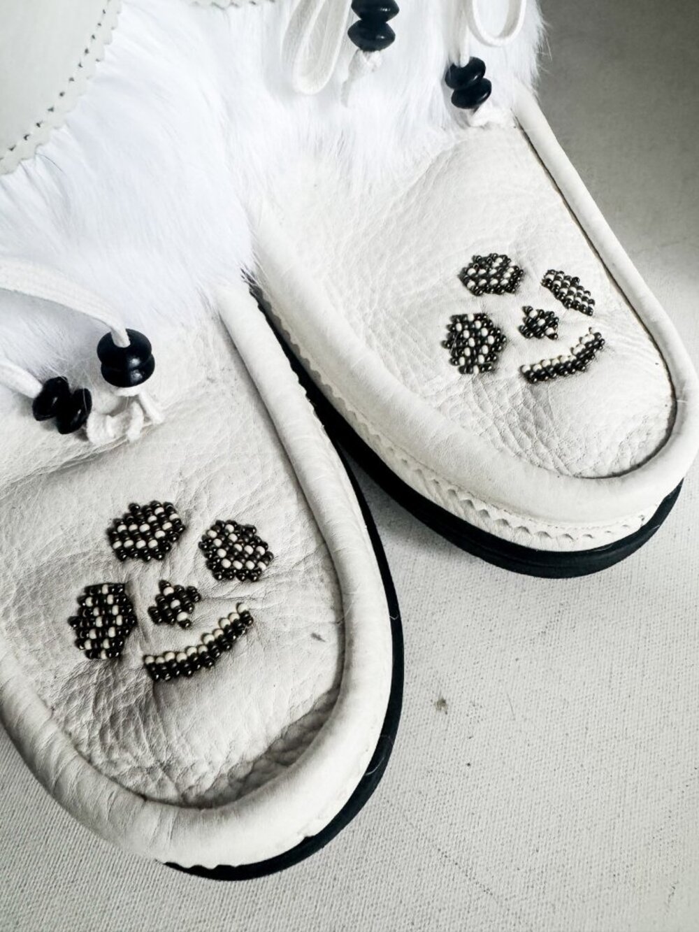 Manitobah Mukluks White Leather Beaded Embroidered Winter Booties 11 - Picture 6 of 8
